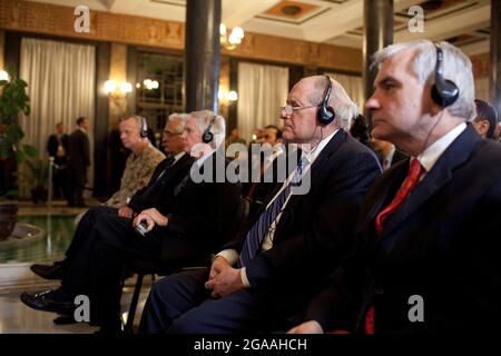 Les sénateurs américains Jack Reed (démocrate du Rhode Island), à droite, et Carl Levin (démocrate du Michigan) écoutent lors de la cérémonie de signature de l'accord de partenariat stratégique au Palais présidentiel de Kaboul, en Afghanistan, le 1er mai 2012. Les sénateurs se trouvaient à Kaboul et n'ont été informés de la visite du président que quelques heures auparavant. Crédit obligatoire: Pete Souza - Maison Blanche via CNP Banque D'Images