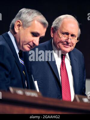 Washington, Vereinigte Staaten. 29 juin 2010. Les sénateurs des États-Unis Jack Reed (démocrate du Rhode Island), à gauche, et Carl Levin (démocrate du Michigan), à droite, partagent quelques réflexions lors de l'audience de confirmation du général David H. Petraeus, de l'armée américaine, Devant le Comité des services armés du Sénat des États-Unis, à l'audition de sa nomination au poste de commandant de la Force internationale d'assistance à la sécurité et commandant des forces des États-Unis en Afghanistan à Washington, DC, le mardi 29 juin 2010. Crédit : Ron Sachs/CNP/dpa/Alay Live News Banque D'Images