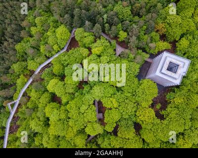 Heringsdorf, Allemagne. 27 mai 2021. La tour d'observation en bois de 33 mètres de haut est située sur le sentier de l'Usedom (tiré avec un drone) d'une longueur de 1,350 mètres. À une hauteur d'environ 23 mètres, le chemin traverse la forêt de hêtres et de pins au niveau des arbres. (À dpa: 'Le sentier au sommet de l'arbre sur Usedom est inauguré par cérémonie') Credit: Jens Büttner/dpa-Zentralbild/dpa/Alay Live News Banque D'Images