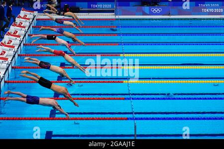 Les participants au Medley de 200 m masculin au Tokyo Aquatics Center le septième jour des Jeux Olympiques de Tokyo 2020 au Japon. Date de la photo : vendredi 30 juillet 2021. Banque D'Images