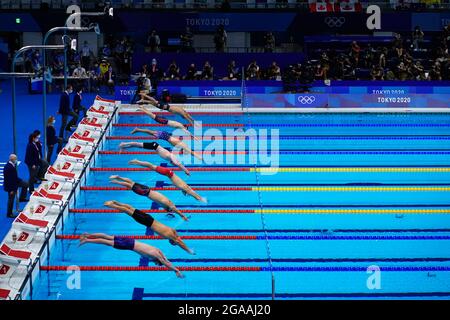 Les participants au Medley de 200 m masculin au Tokyo Aquatics Center le septième jour des Jeux Olympiques de Tokyo 2020 au Japon. Date de la photo : vendredi 30 juillet 2021. Banque D'Images