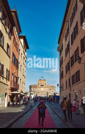 Castel Sant'Angelo (Château du Saint Ange) ou le mausolée d'Hadrien, vu de via del Banco di Santo Spirito à Rome, Italie Banque D'Images