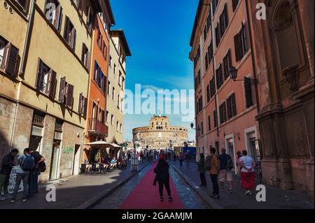 Castel Sant'Angelo (Château du Saint Ange) ou le mausolée d'Hadrien, vu de via del Banco di Santo Spirito à Rome, Italie Banque D'Images