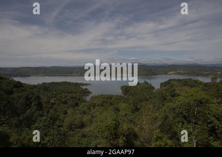 Le paysage de la rivière Kampar avec des collines et une forêt sur ses rives est photographié près de Bangkinang à Kampar regency, Riau, Indonésie. Banque D'Images