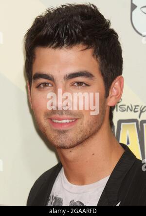 Joe Jonas des Jonas Brothers assiste à la première mondiale du « Camp Rock 2: The final Jam » de la chaîne Disney au Alice Tully Hall du Lincoln Center à New York le 18 août 2010. Crédit photo : Henry McGee/MediaPunch Banque D'Images