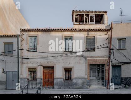 Maison rurale et rue abandonnées Banque D'Images