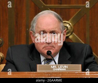 Washington, DC - le 8 avril 2008 -- le sénateur des États-Unis Carl Levin (démocrate du Michigan), président du Comité des services armés du Sénat des États-Unis, écoute le général David Petraeus et l'ambassadeur Ryan Crocker témoigner devant son comité sur la situation et les progrès en Irak, à Washington, DC, le mardi 8 avril 2008.Credit: Ron Sachs/CNP/MediaPunch Banque D'Images