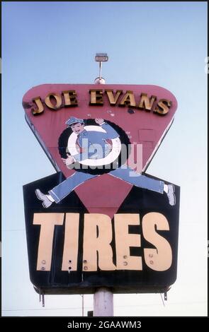 Enseigne faite à la main pour Joe Evans Tyres à Glendale, CA vers 1989 Banque D'Images