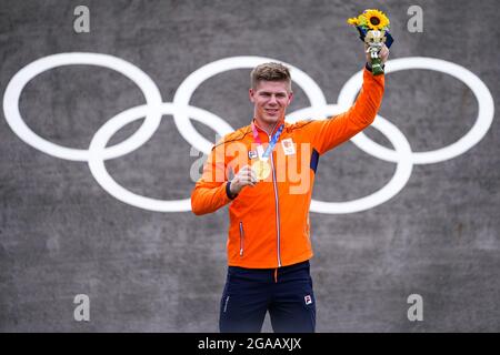 Tokyo, Japon. 30 juillet 2021. TOKYO, JAPON - JUILLET 30 : Niek Kimmann, des pays-Bas, pose avec sa médaille d'or lors de la cérémonie de remise des médailles des courses de BMX lors des Jeux Olympiques de Tokyo 2020 au Nippon Budokan le 30 juillet 2021 à Tokyo, Japon (photo de Yannick Verhoeven/Orange Pictures) NOCNSF House of Sports Credit: Orange pics BV/Alay Live News Banque D'Images