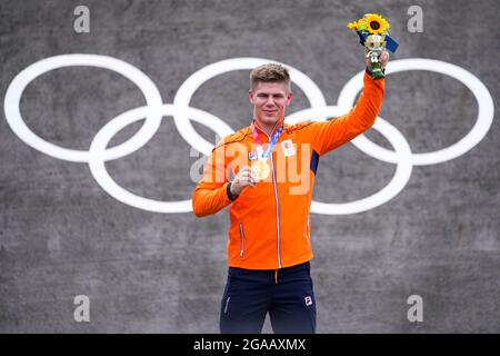 Tokyo, Japon. 30 juillet 2021. TOKYO, JAPON - JUILLET 30 : Niek Kimmann, des pays-Bas, pose avec sa médaille d'or lors de la cérémonie de remise des médailles des courses de BMX lors des Jeux Olympiques de Tokyo 2020 au Nippon Budokan le 30 juillet 2021 à Tokyo, Japon (photo de Yannick Verhoeven/Orange Pictures) NOCNSF House of Sports Credit: Orange pics BV/Alay Live News Banque D'Images