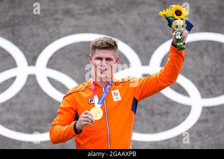 Tokyo, Japon. 30 juillet 2021. TOKYO, JAPON - JUILLET 30 : Niek Kimmann, des pays-Bas, pose avec sa médaille d'or lors de la cérémonie de remise des médailles des courses de BMX lors des Jeux Olympiques de Tokyo 2020 au Nippon Budokan le 30 juillet 2021 à Tokyo, Japon (photo de Yannick Verhoeven/Orange Pictures) NOCNSF House of Sports Credit: Orange pics BV/Alay Live News Banque D'Images