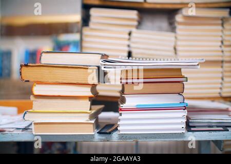 Anciens livres dans une pile sur une table. Mise au point sélective Banque D'Images