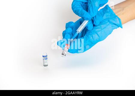 Kemerovo, Russie, juillet 2021. Le vaccin contre le coronavirus est entre les mains d'un médecin, d'une seringue. Coronavirus Covid 19 vaccin Spoutnik V, nom local GamCov Banque D'Images