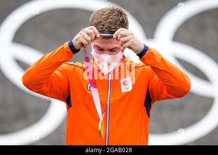 Tokyo, Japon. 30 juillet 2021. TOKYO, JAPON - JUILLET 30 : Niek Kimmann, des pays-Bas, reçoit avec sa médaille d'or lors de la cérémonie de remise des médailles des courses de BMX lors des Jeux Olympiques de Tokyo 2020 au Nippon Budokan le 30 juillet 2021 à Tokyo, Japon (photo de Yannick Verhoeven/Orange Pictures) NOCNSF House of Sports Credit: Orange pics BV/Alay Live News Banque D'Images