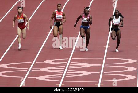 Tokyo, Japon. 30 juillet 2021. Dina Asher-Smith en Grande-Bretagne, Teahna Daniels aux États-Unis, Salome Kora en Suisse et Manqi GE en Chine (R à L) participent à une course préliminaire de 100 m féminin à la compétition Athlétique lors des Jeux Olympiques d'été de Tokyo à Tokyo, au Japon, le vendredi 29 juillet 2021. Photo de Bob Strong/UPI. Crédit : UPI/Alay Live News Banque D'Images