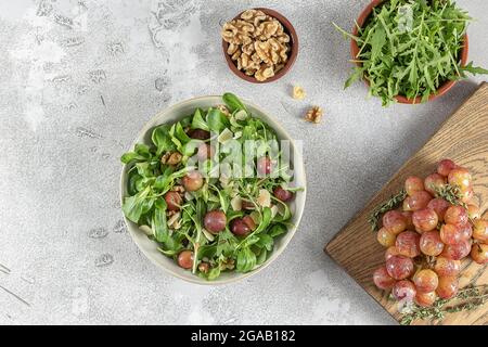 Mélange de saveurs de raisins rôtis caramélisés avec du miel, de l'arugula, du noyer et du pecorino. Banque D'Images