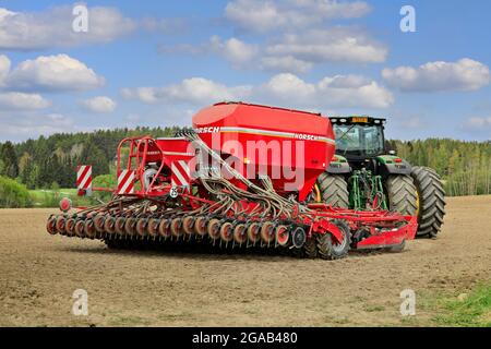 Machine de semis et de plantation Horsch Pronto 6 DC et tracteur John Deere dans les champs lors d'une belle journée de printemps. Vue arrière. Salo, Finlande. 16 mai 2021. Banque D'Images