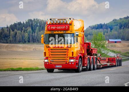 Camion Scania personnalisé de PHP Group tirant la bande-annonce de col de cygne revient d'une livraison de machinerie lourde. Autoroute 52. Salo, Finlande. 15 mai 2021. Banque D'Images