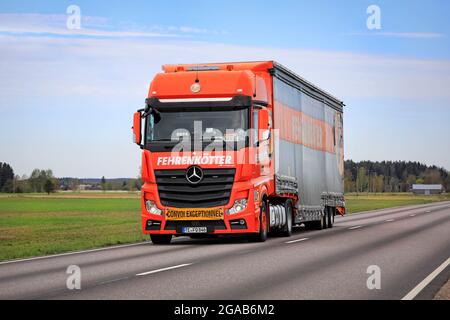 Orange Mercedes-Benz Actros camion de Fehrenkötter GmbH, Allemagne, tirant une remorque spéciale sur route. Charge exceptionnelle. Martila, Finlande. 14 mai 2021. Banque D'Images