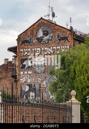 Une photo des graffitis qui décorent la façade de l'édifice Bosak, à Cracovie. Banque D'Images