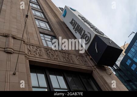 San Francisco, États-Unis. 29 juillet 2021. Un logo Twitter est visible à son bureau de San Francisco, Californie, États-Unis, le 29 juillet 2021. La recrudescence des infections à travers l'Amérique, principalement due à la variante delta du coronavirus, a incité plusieurs grandes entreprises technologiques à reconsidérer les plans de retour des employés au pouvoir. Twitter a annoncé qu'il fermera ses bureaux immédiatement à New York et à San Francisco conformément aux directives mises à jour de la CDC. (Photo de Yichuan CAO/Sipa USA) crédit: SIPA USA/Alay Live News Banque D'Images