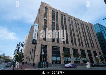 San Francisco, États-Unis. 29 juillet 2021. Un logo Twitter est visible à son bureau de San Francisco, Californie, États-Unis, le 29 juillet 2021. La recrudescence des infections à travers l'Amérique, principalement due à la variante delta du coronavirus, a incité plusieurs grandes entreprises technologiques à reconsidérer les plans de retour des employés au pouvoir. Twitter a annoncé qu'il fermera ses bureaux immédiatement à New York et à San Francisco conformément aux directives mises à jour de la CDC. (Photo de Yichuan CAO/Sipa USA) crédit: SIPA USA/Alay Live News Banque D'Images
