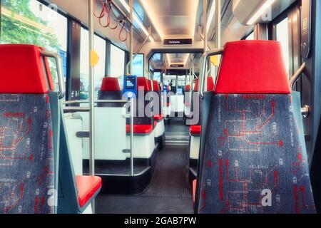 Intérieur du tramway d'Helsinki, sièges vides sans présence de personnes. Helsinki, Finlande. 3 juillet 2020. Banque D'Images