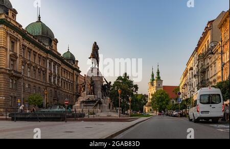 Une photo de la place Jana Matejki, avec l'église Saint-Florian et le monument Grunwald. Banque D'Images
