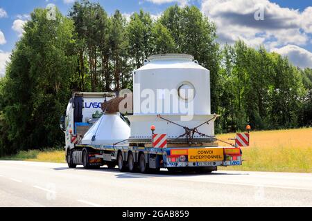 Charge exceptionnelle d'équipements industriels par la semi-remorque blanche Volvo FH de Portugais LASO Transportes sa, autoroute 52, Salo, Finlande. 22 juillet 2021. Banque D'Images