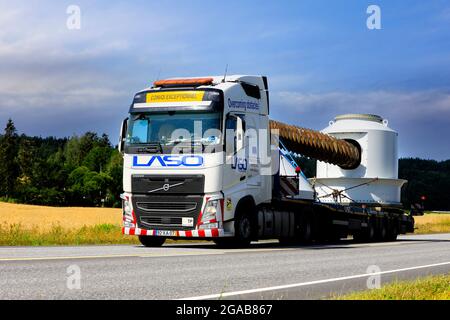 Charge exceptionnelle d'équipements industriels par la semi-remorque blanche Volvo FH de Portugais LASO Transportes sa, autoroute 52, Salo, Finlande. 22 juillet 2021. Banque D'Images