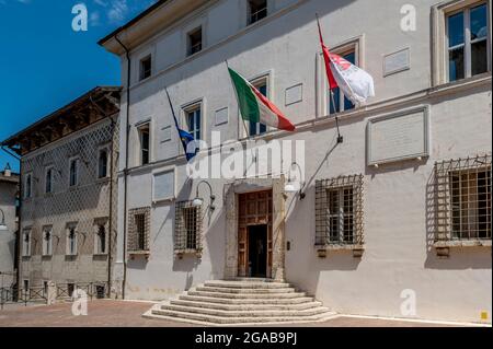 L'ancien hôtel de ville dans le centre historique de Spoleto, Italie Banque D'Images