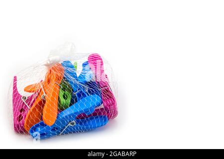 pinces à linge en plastique coloré sur fond blanc Banque D'Images