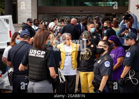 Washington, DC, États-Unis. 29 juillet 2021. Photo : Dr Johnnetta Cole et Arlene Holt-Baker font partie des militants arrêtés dans une action de désobéissance civile pour le droit de vote. Des activistes ont bloqué l'entrée du Hart Senate Building pour protester contre la restriction du droit de vote dans les législatures d'État aux États-Unis. Crédit : Allison Bailey/Alamy Live News Banque D'Images