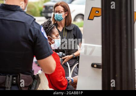 Washington, DC, États-Unis. 29 juillet 2021. Photo : des policiers du Capitole ont placé la députée Sheila Jackson Lee (D-TX) à l'arrière d'une fourgonnette de police après qu'elle ait été arrêtée dans une action de désobéissance civile pour le droit de vote. Des activistes ont bloqué l'entrée du Hart Senate Building pour protester contre la restriction du droit de vote dans les législatures d'État des États-Unis et exhortent le Congrès à adopter le for the People Act. Crédit : Allison Bailey/Alamy Live News Banque D'Images