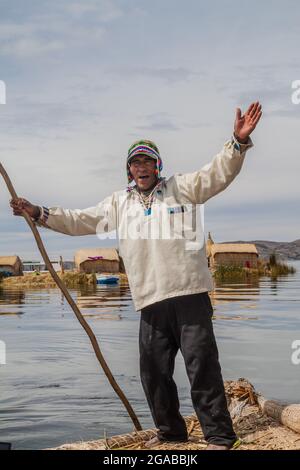 TITICACA, PÉROU - 15 MAI 2015 : Boatman, habitant des îles flottantes d'Uros, lac Titicaca, Pérou Banque D'Images