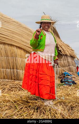 TITICACA, PÉROU - 15 MAI 2015 : habitant d'une des îles flottantes d'Uros, lac Titicaca, Pérou Banque D'Images