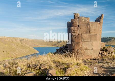 Ruines de tours funéraires à Sillustani, Pérou Banque D'Images