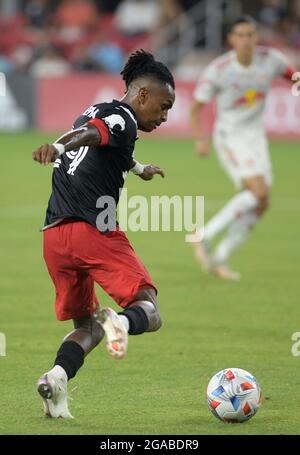 Washington, DC, États-Unis. 25 juillet 2021. 20210725 - DC United Forward YORDY REYNA (29) lance un coup de feu contre les Red Bulls de New York dans la seconde moitié à Audi Field à Washington. (Image de crédit : © Chuck Myers/ZUMA Press Wire) Banque D'Images