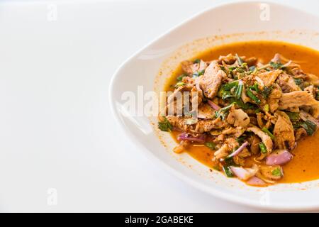 Cuisine thaïlandaise salade de porc épicée, Nam Tok Moo sur fond blanc Banque D'Images