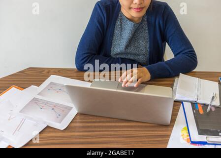 Une jeune femme de bureau travaille de chez elle à l'époque de l'épidémie de Covid 19 Banque D'Images