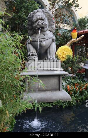 LAS VEGAS, ÉTATS-UNIS - 16 janvier 2021 : une photo verticale de la grande fontaine de lion chinois en pierre à une exposition à Las Vegas, Nevada, États-Unis Banque D'Images