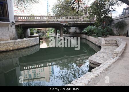SAN ANTONIO, ÉTATS-UNIS - 26 novembre 2020 : un virage avec un pont de l'autre côté de la rivière au Riverwalk à San Antonio, Texas Banque D'Images