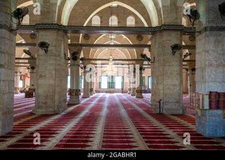 Vue de la salle de prière hypostyle de la mosquée Al-Aqsa au Mont du Temple connu sous le nom de Sanctuaire Noble et aux musulmans comme le Haram esh-Sharif dans la vieille ville est Jérusalem Israël Banque D'Images