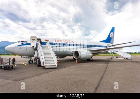 Belavia Belarussian Airlines Boeing 737-36M se trouve à l'aéroport de Batumi avec des escaliers aériens. Batumi, Géorgie - 6 juillet 2021 Banque D'Images