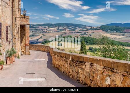 Belle vue panoramique sur la campagne entourant Pienza, Sienne, Italie, depuis la promenade pittoresque du centre historique Banque D'Images