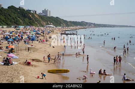 Photo du dossier datée du 20/07/2021 de People on Bournemouth Beach à Dorset. Deux travailleurs sur cinq ont pris moins de congés annuels pendant la pandémie, d'après de nouvelles recherches. Date de publication : vendredi 30 juillet 2021. Banque D'Images