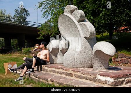 Gavle, Norrland Suède - 13 juillet 2021 : jeunes assis près d'une statue et buvant de l'alcool Banque D'Images