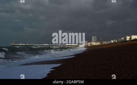 Brighton Royaume-Uni 30 juillet 2021 - le soleil illumine certaines parties du front de mer de Brighton tandis que Storm Evert balaie le pays avec des vitesses de vent prévues pour être jusqu'à 60mph dans certaines régions : crédit Simon Dack / Alay Live News Banque D'Images