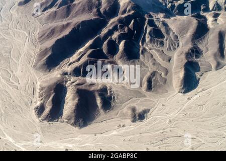 Vue aérienne des géoglyphes près de Nazca - célèbres lignes de Nazca, Pérou. En bas, une petite figure d'astronaute est présente. Banque D'Images