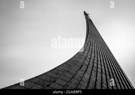 Monument aux conquérants de l'espace à l'allée des cosmonautes à Moscou, Russie. Noir et blanc. Banque D'Images